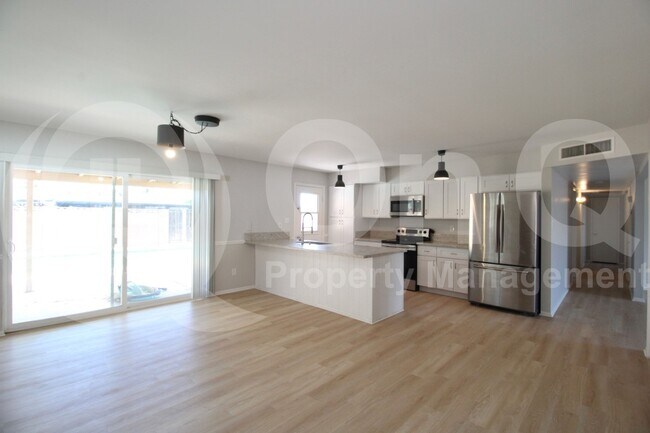 Building Photo - 537 E Laguna Dr