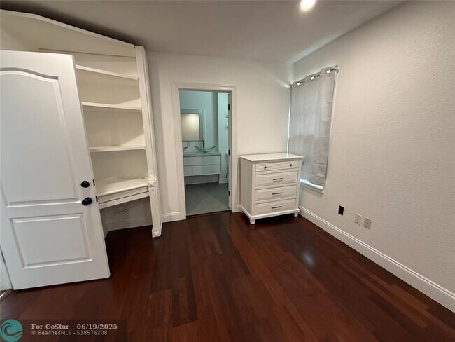Building Photo - 5025 SW 64th Ave