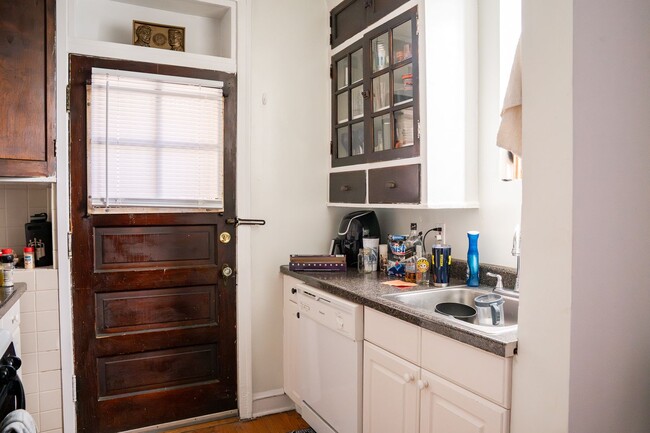 Building Photo - Ravenswood - 1 Bedroom / 1 Bath - Heat Inc...