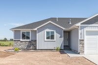 Building Photo - $500 off first months rent. If rented before the end of AUGUST!!5 BED 3 BATH TWIN HOME IN IDAHO F...