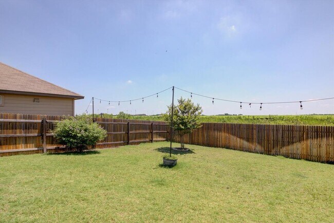 Building Photo - 403 Kyra Ln