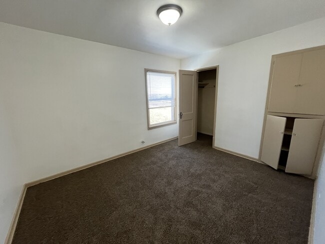 Building Photo - 412-412 N Lake St