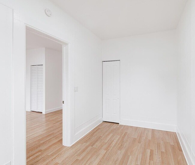 Building Photo - 1430 W Superior St