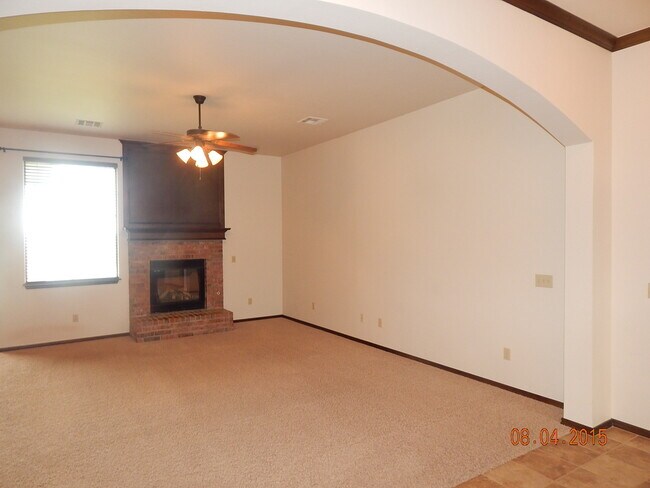 Building Photo - 4 Bedrooms/3 Car Garage in a Fantastic location in Edmond! - Right Across from Quail Springs
