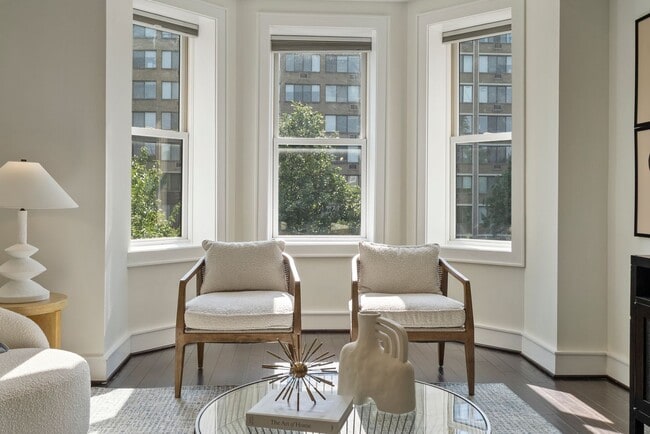 Building Photo - 2bd 2ba Condo with Washer/Dryer, Modern Fi...