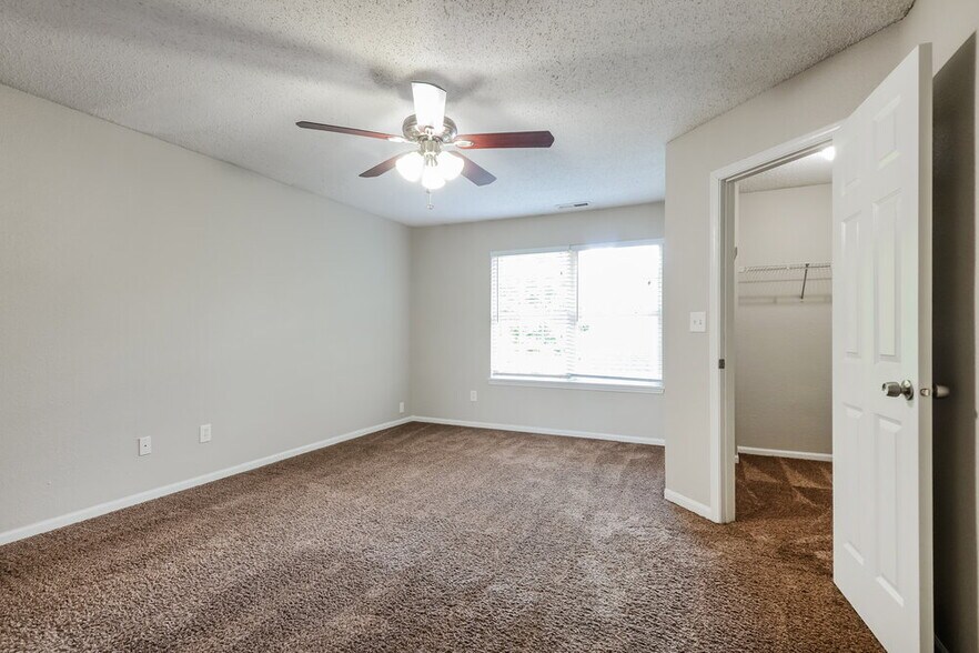 Building Photo - 707 Deer Trail Dr