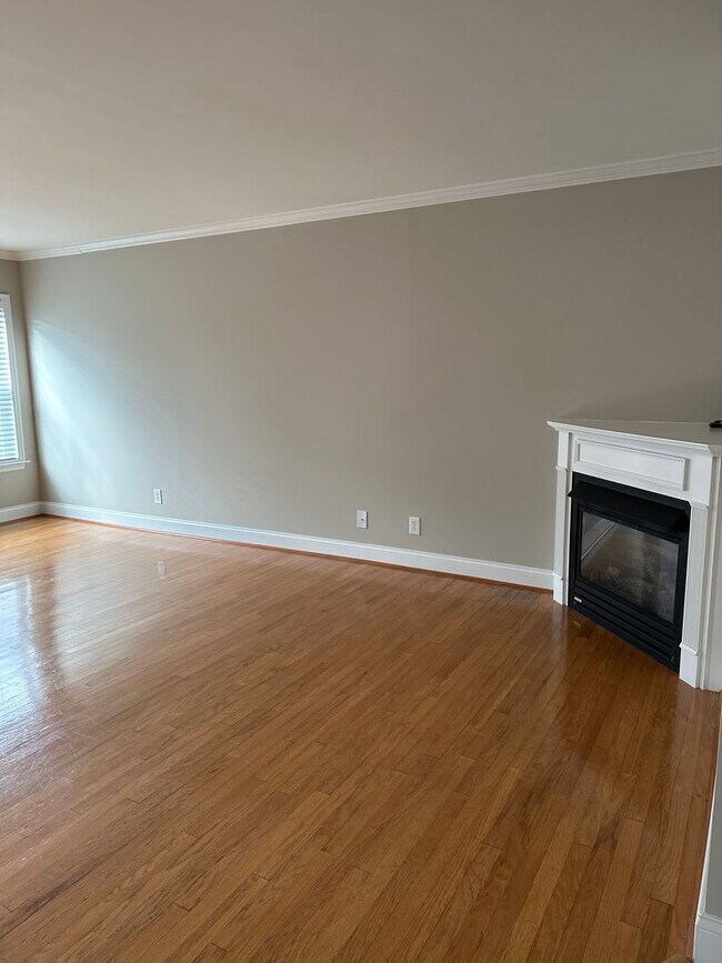 Building Photo - Beautiful 3 Bedroom TownHouse