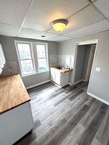 Building Photo - 124 E 21st St