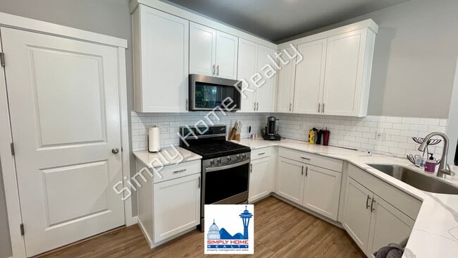 Building Photo - Step into the luxurious comfort of your dream home!