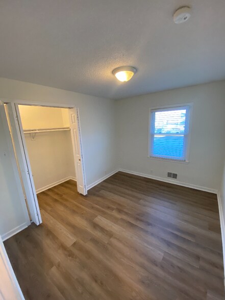 Building Photo - 6802 N Flora Ave