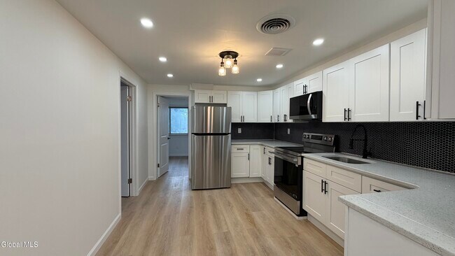 Building Photo - 305 2nd St