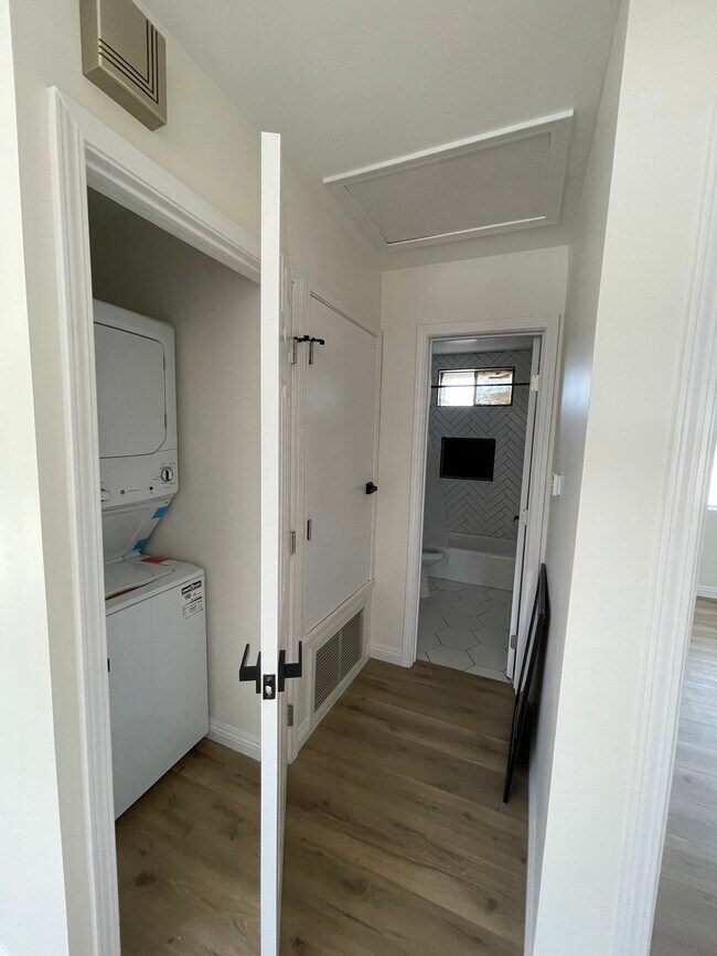 Building Photo - 1385 N Marengo Ave