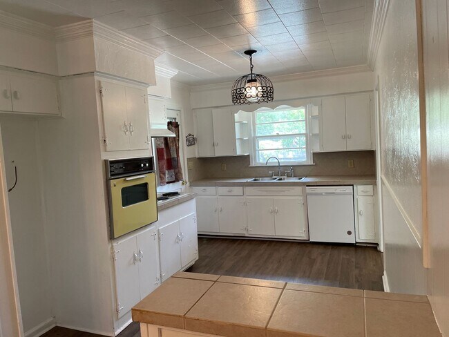 Building Photo - 688 Joryne Dr