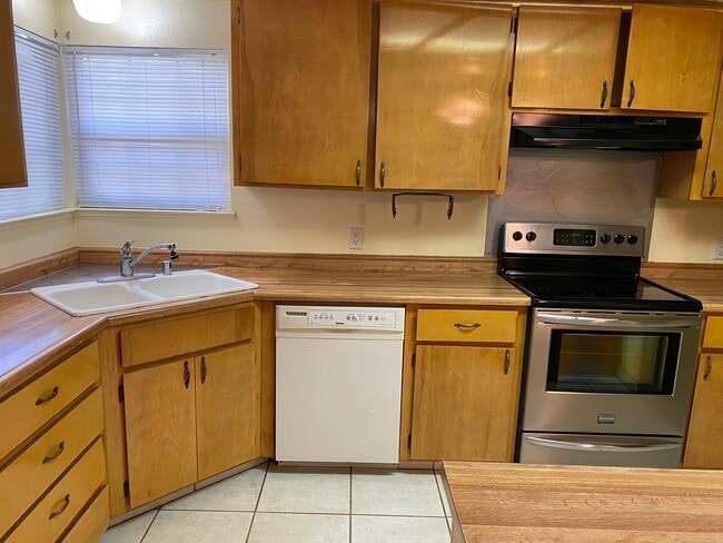 Building Photo - 3 Bedroom 2 Bath Home For Rent In Chowchilla
