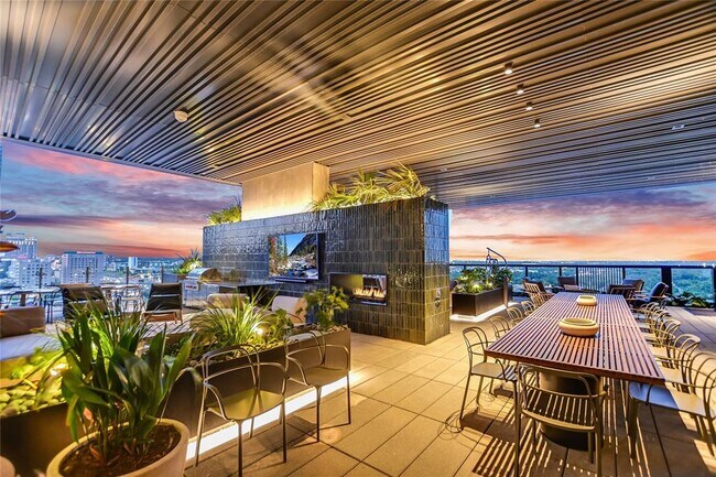 Building Photo - 610 Davis St