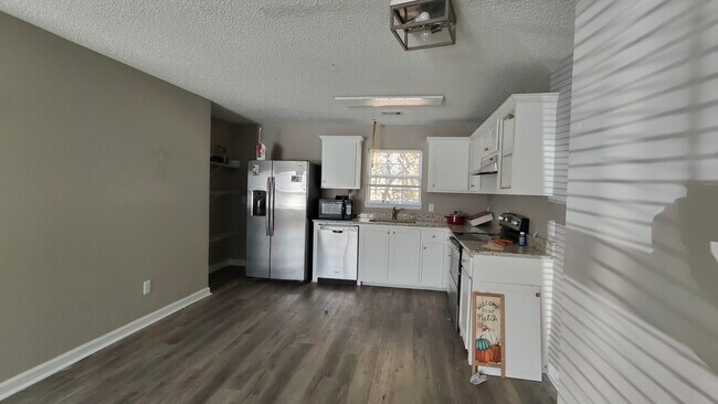 Building Photo - 108 Creekside Dr