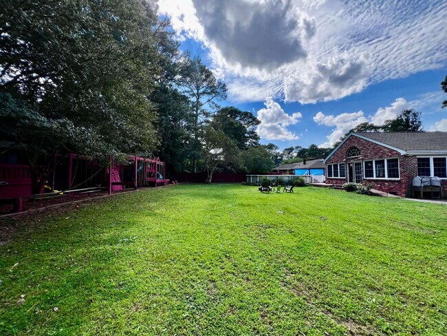 Building Photo - Love Where You Live in Lake Shores!