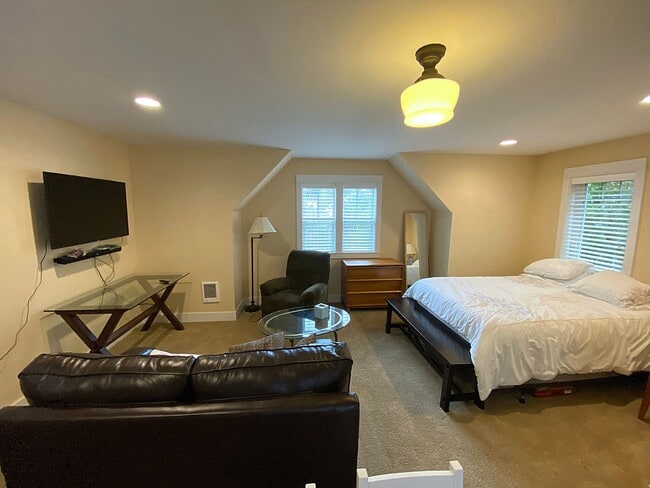 Building Photo - Furnished ADU in Multnomah Village on Quie...