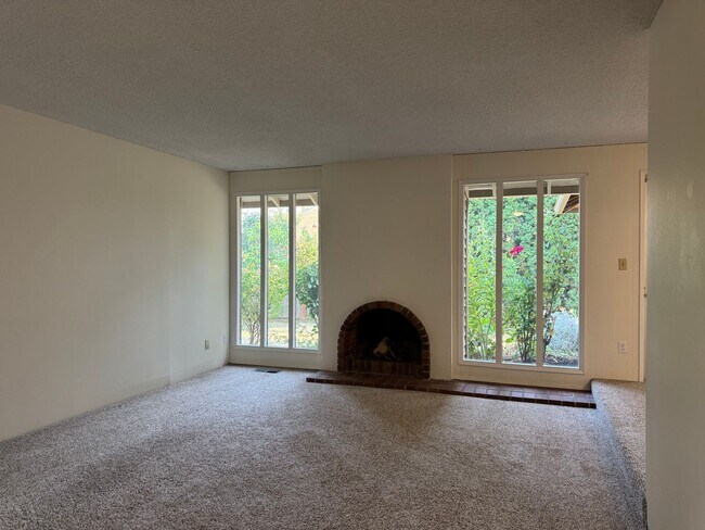 Building Photo - 1440 NW Meadowgreen Pl