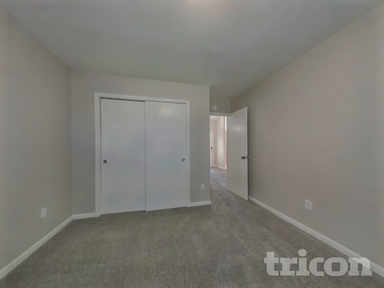 Building Photo - 6050 E Solitude Ct