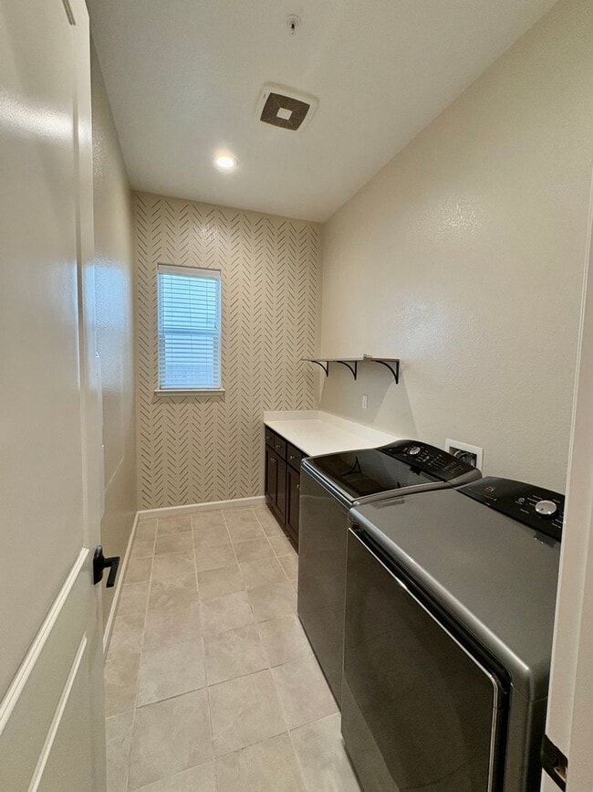 Building Photo - Charming! 3 Bedroom 2.5 Bath Single Family Home