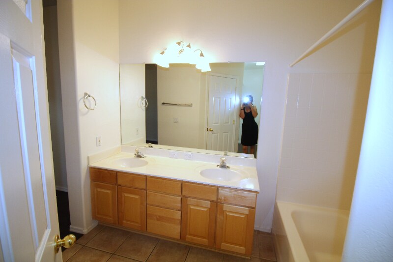 Building Photo - 440 S Val Vista Dr