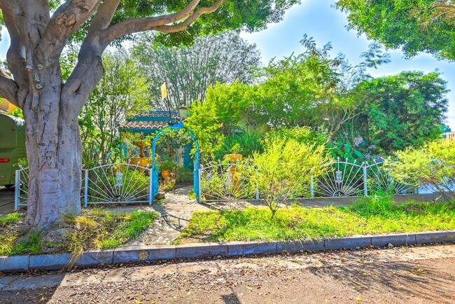 Building Photo - 2434 Cloverfield Blvd