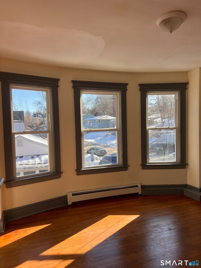 Building Photo - 337 Wilson St