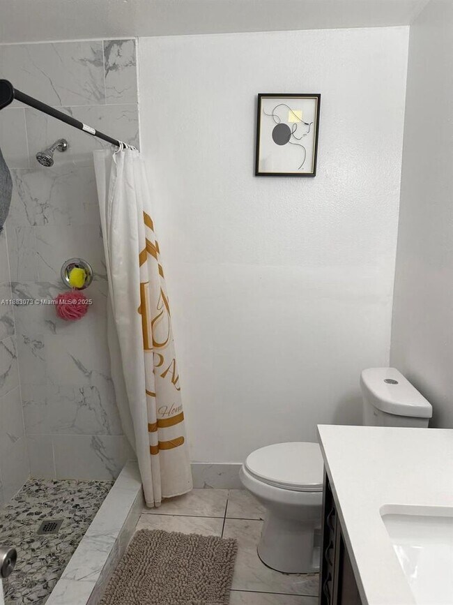 Building Photo - 826 SW 12th Ct