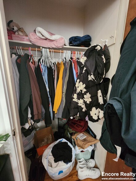 Building Photo - 208 Kelton St