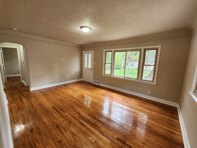 Building Photo - Spacious 2 Bedroom Ranch Home