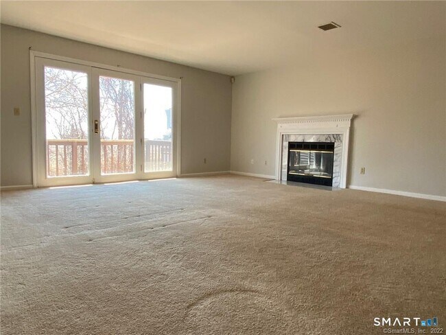 Building Photo - 560 Silver Sands Rd