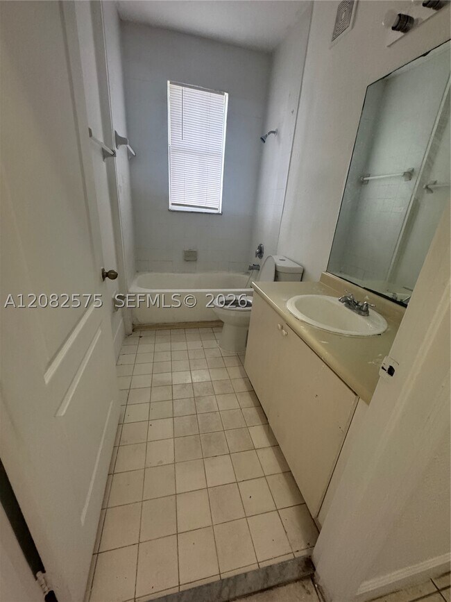 Building Photo - 1666 SE 27th Ct