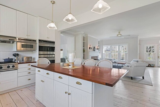 Building Photo - 121 Post Ln