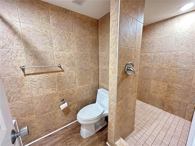 Building Photo - 2450 Heron Terrace