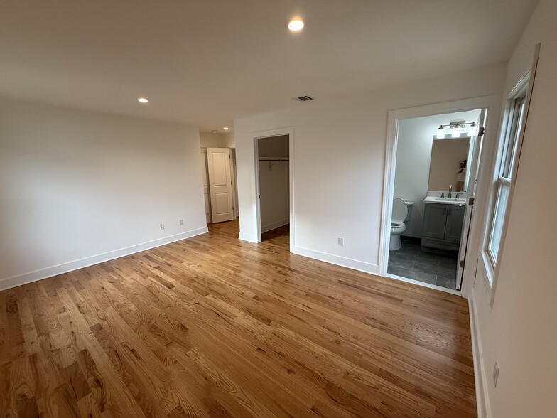 Building Photo - 370 Semel Ave