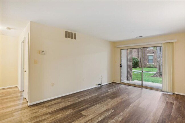 Building Photo - Ground Level Condo in Gaithersburg - 1 bed, 1 bath