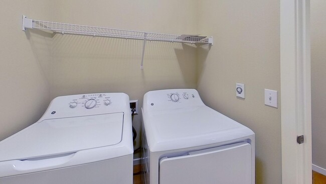 Building Photo - 3 bedroom 2 bath apartment in West Olympia...