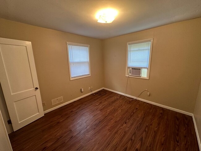 Building Photo - $1100 - 2 Bedroom Home