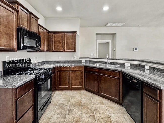 Building Photo - 3 Bed/2 Bath Home with Fenced Yard & Garage / Pet-Friendly / Available Soon!