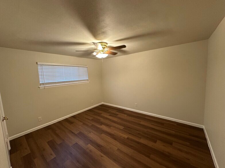 Building Photo - 10825 Greenwillow St