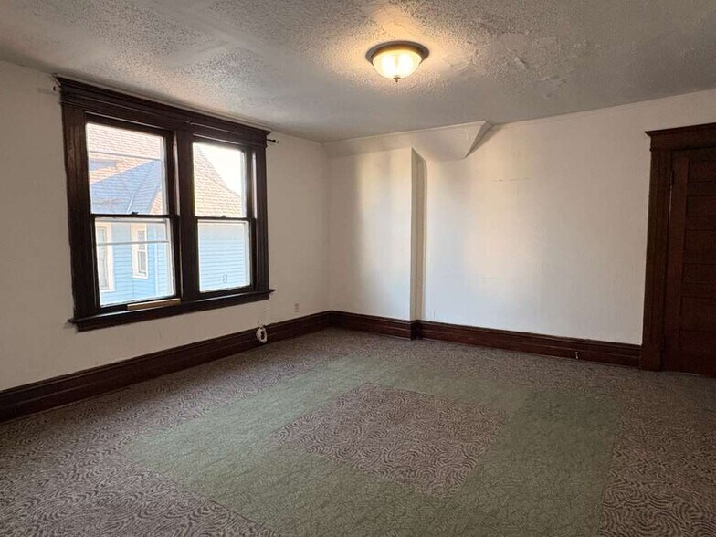 Building Photo - 331 Chestnut St