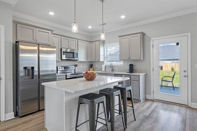 Building Photo - 631 NE Bellingham Dr