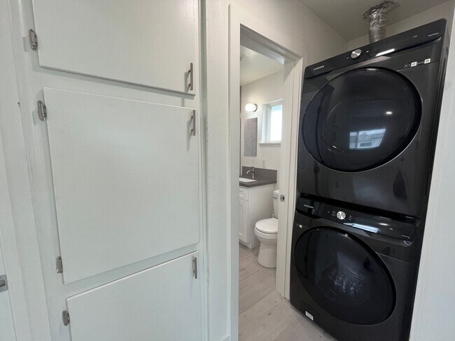 Building Photo - Beautifully Renovated Apartment Steps to the Beach - Washer/Dryer & Refrigerator included!