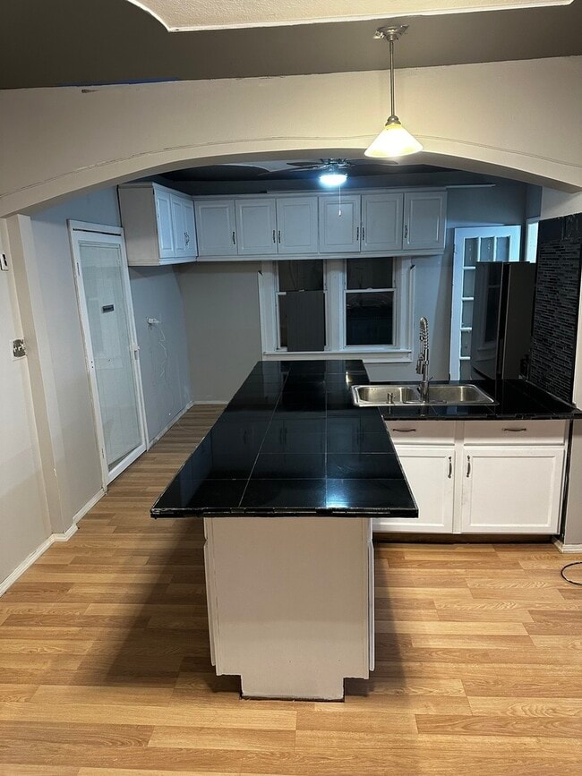 Building Photo - 435 S Poplar Ave