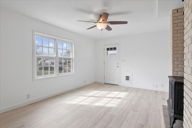 Building Photo - 704 SW 16th Ave