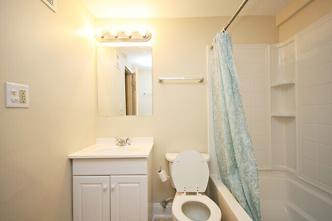 Building Photo - Student-Friendly 1800 JPA Garden Apartment Near UVA