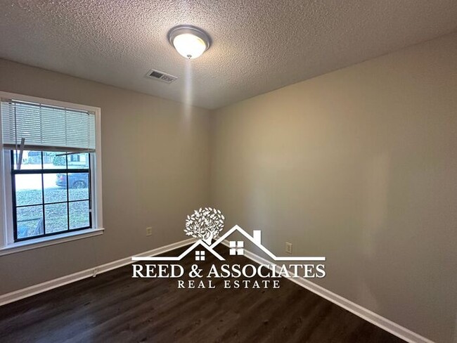Building Photo - Spacious: 3 Bedroom in Bartlett!