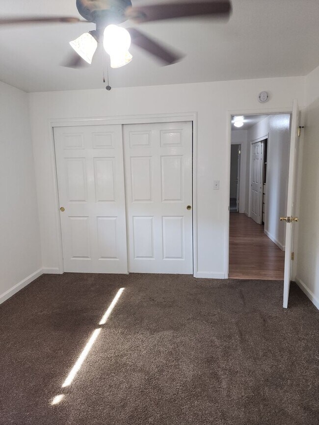 Building Photo - 3 Bedroom 2 Bathroom in court Near Somerse...