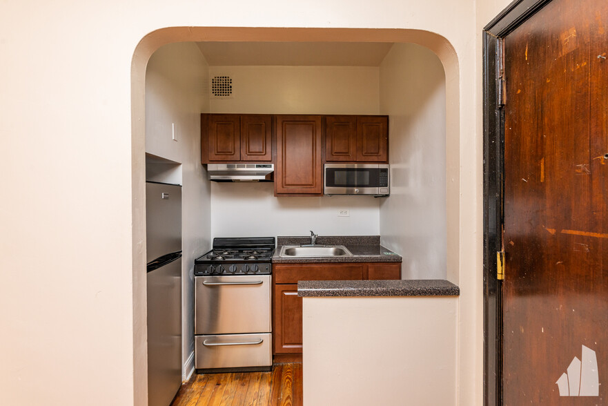 Building Photo - 948 W Cuyler Ave